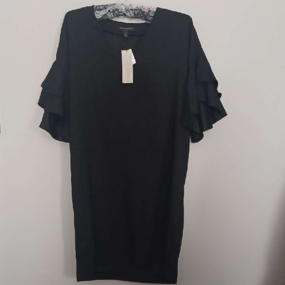 Banana Republic Dress Black With V neck and Ruffled Short Sleeves. Size 8 NWT